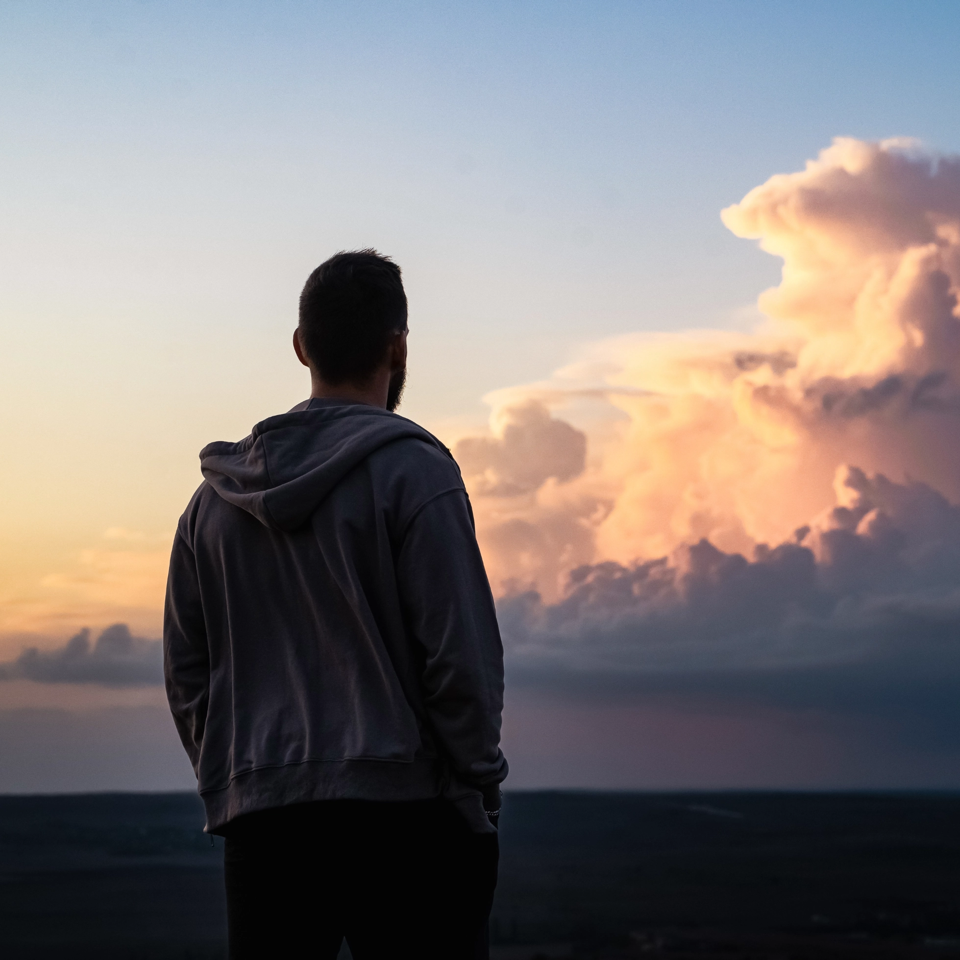 Nuori Mies Katsoo Horisonttiin 1x1